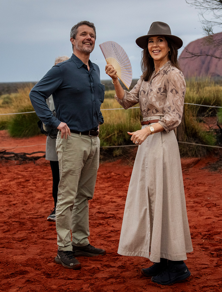 Drottning Mary i spektakul&auml;r safaristil vid Uluru &ndash; se bilderna