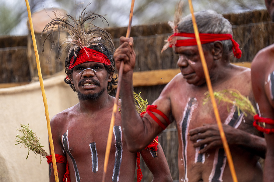 Drottning Mary i spektakul&auml;r safaristil vid Uluru &ndash; se bilderna