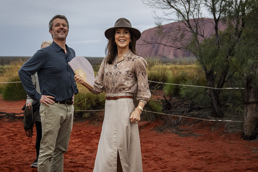 Drottning Mary i spektakul&auml;r safaristil vid Uluru &ndash; se bilderna