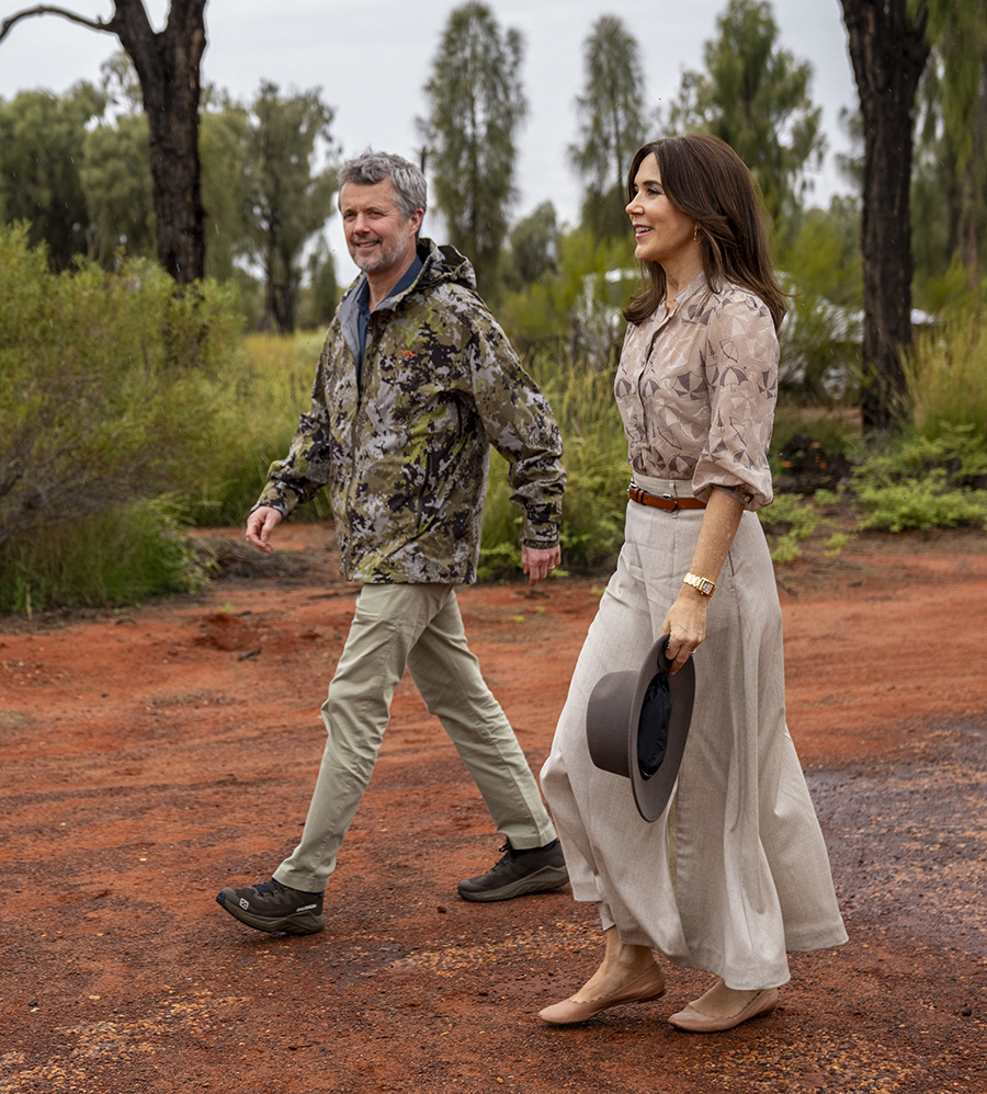 Drottning Mary i spektakul&auml;r safaristil vid Uluru &ndash; se bilderna