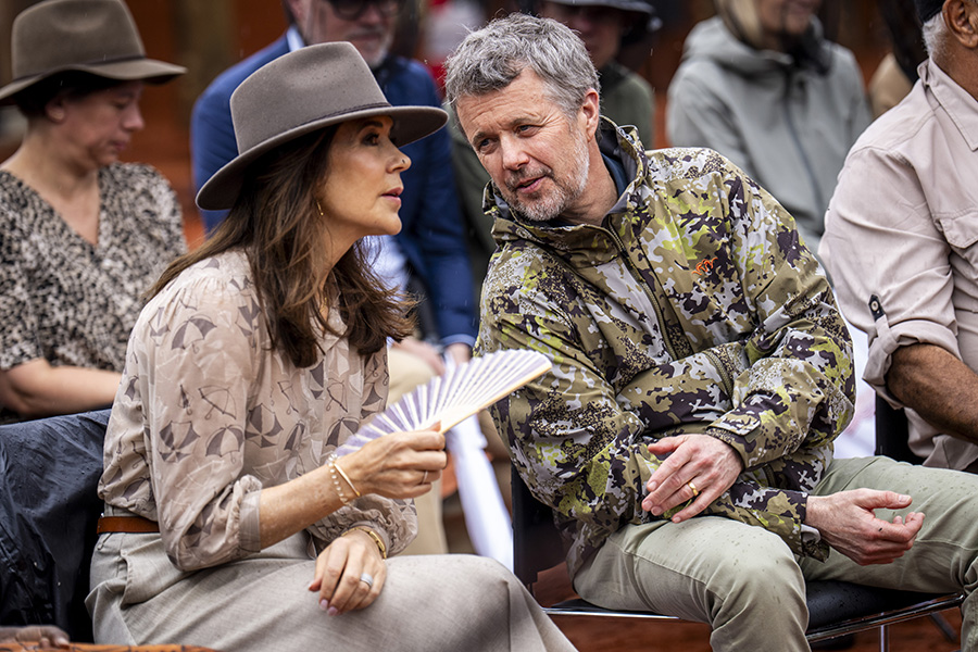 Drottning Mary i spektakul&auml;r safaristil vid Uluru &ndash; se bilderna