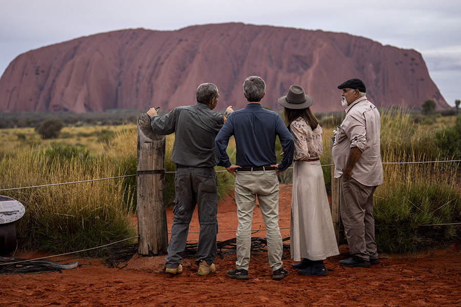 Drottning Mary i spektakul&auml;r safaristil vid Uluru &ndash; se bilderna