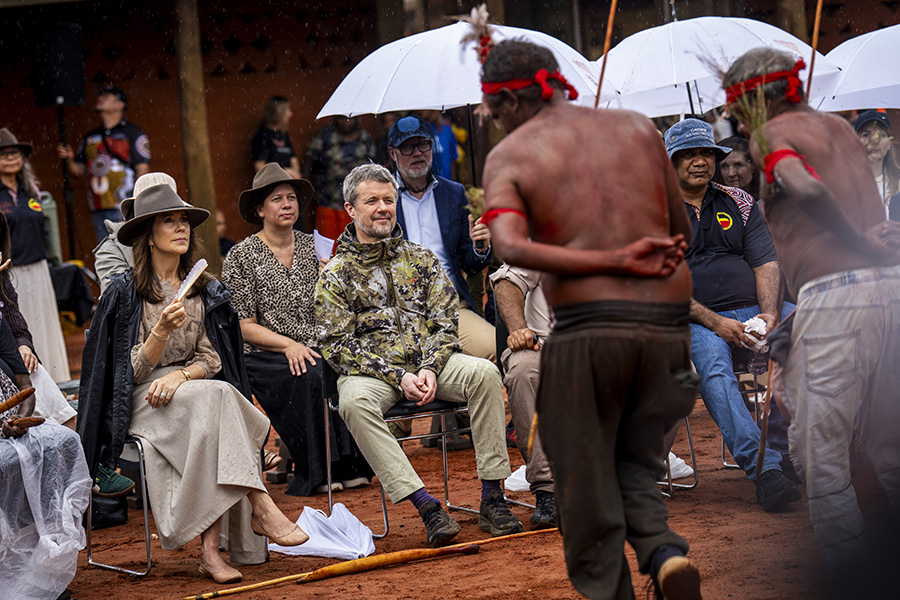 Drottning Mary i spektakul&auml;r safaristil vid Uluru &ndash; se bilderna