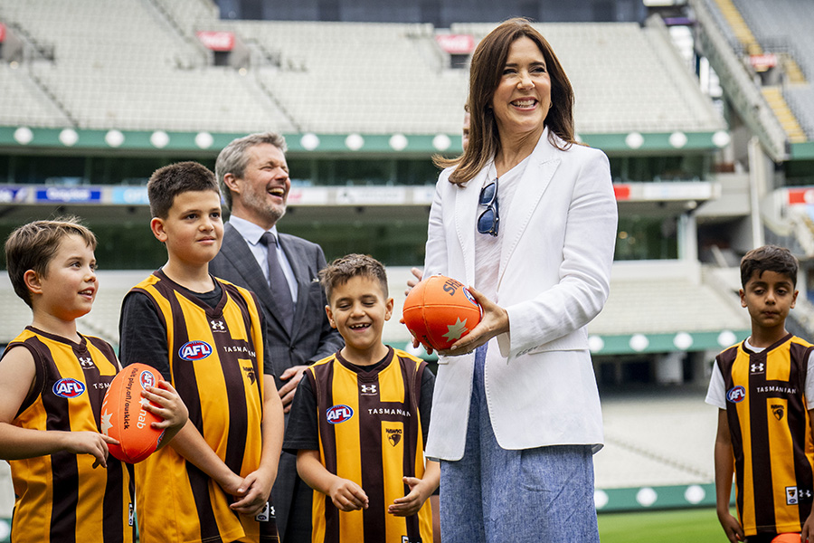 Drottning Mary stoppas mitt i publikhavet &ndash; av en liten hund