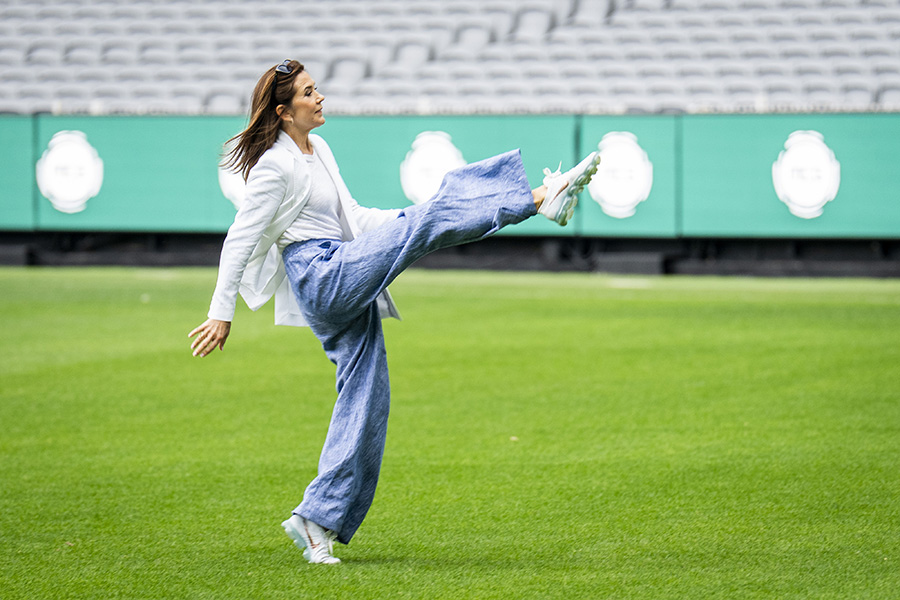 Drottning Mary stoppas mitt i publikhavet &ndash; av en liten hund
