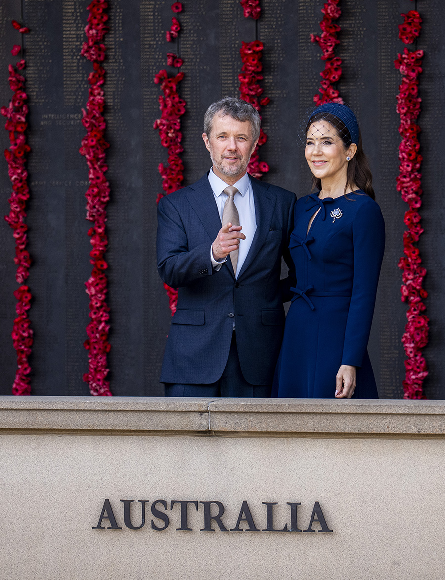 Drottning Mary stoppas mitt i publikhavet &ndash; av en liten hund