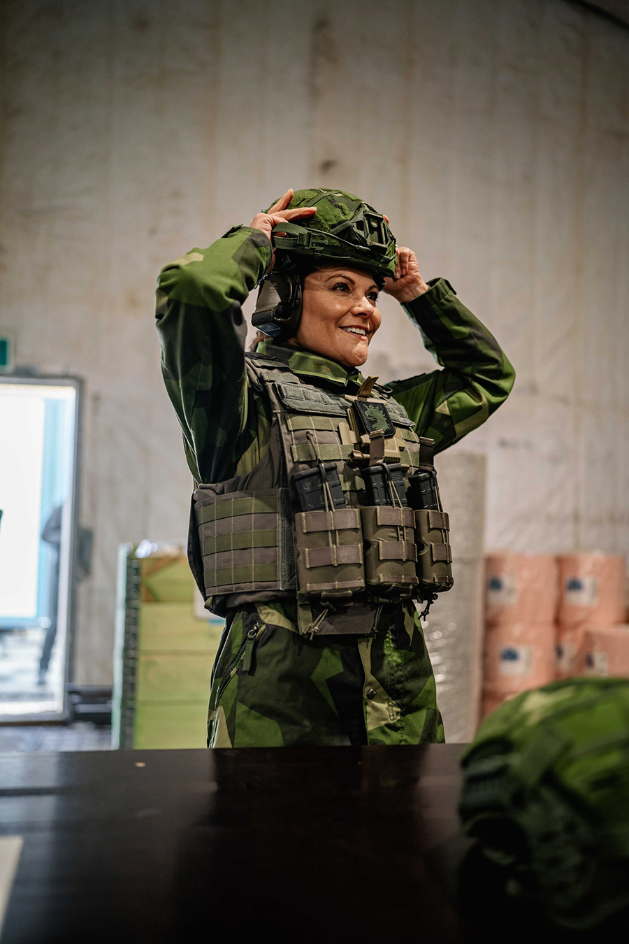 Victoria mitt bland pansar och soldater &ndash; bilderna fr&aring;n f&auml;ltet