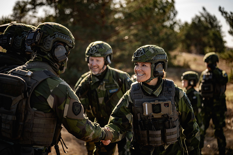 Victoria mitt bland pansar och soldater &ndash; bilderna fr&aring;n f&auml;ltet