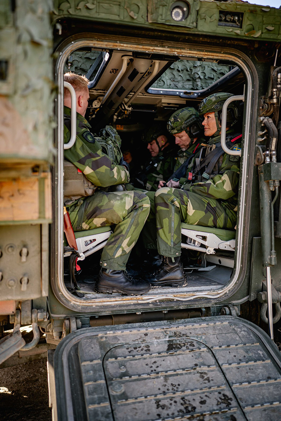 Victoria mitt bland pansar och soldater &ndash; bilderna fr&aring;n f&auml;ltet