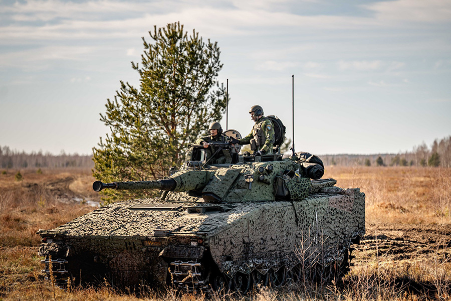 Victoria mitt bland pansar och soldater &ndash; bilderna fr&aring;n f&auml;ltet