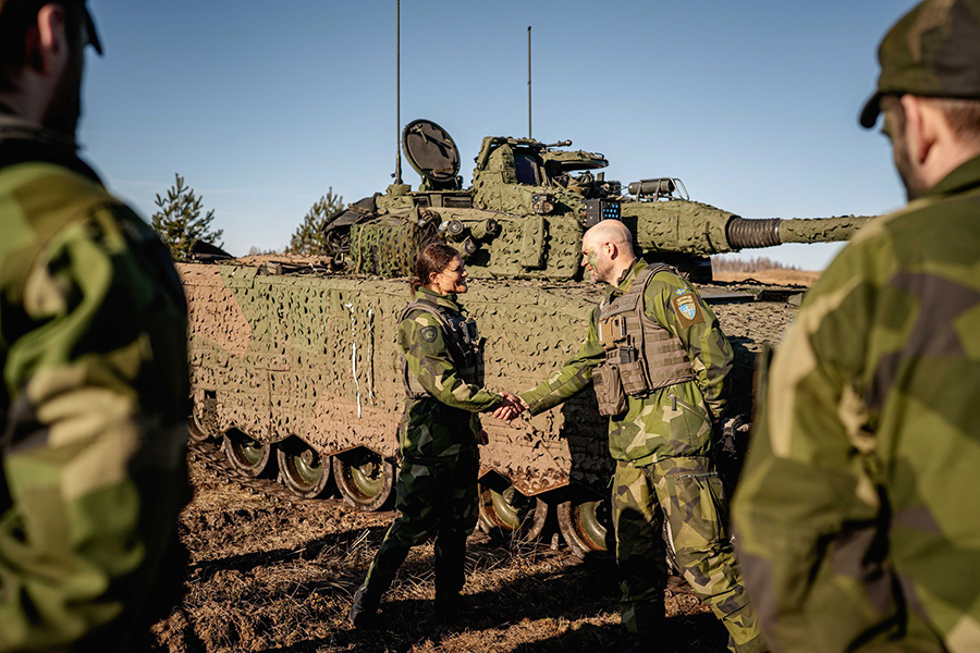 Victoria mitt bland pansar och soldater &ndash; bilderna fr&aring;n f&auml;ltet