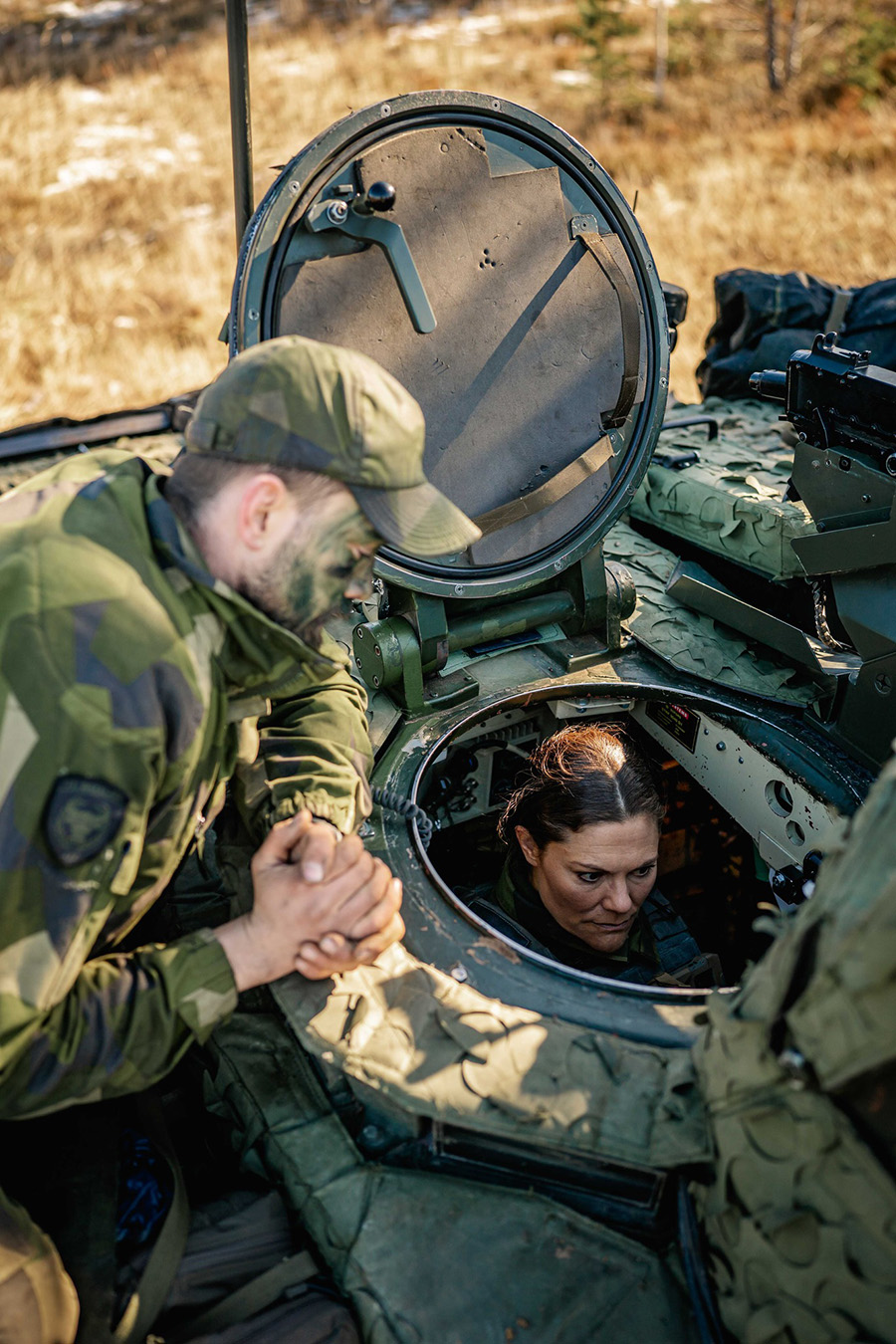 Victoria mitt bland pansar och soldater &ndash; bilderna fr&aring;n f&auml;ltet