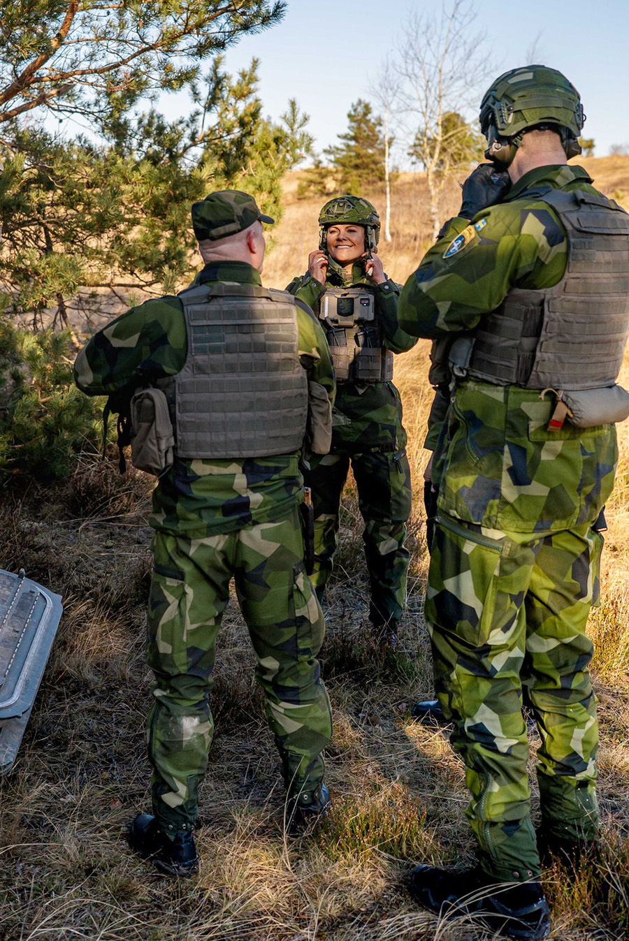 Victoria mitt bland pansar och soldater &ndash; bilderna fr&aring;n f&auml;ltet