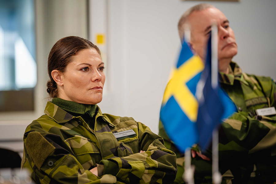 Victoria mitt bland pansar och soldater &ndash; bilderna fr&aring;n f&auml;ltet