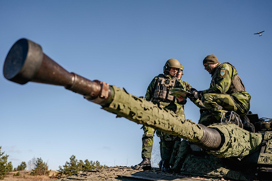 Victoria mitt bland pansar och soldater &ndash; bilderna fr&aring;n f&auml;ltet