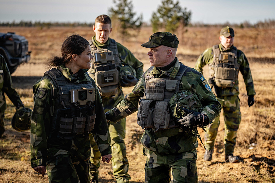 Victoria mitt bland pansar och soldater &ndash; bilderna fr&aring;n f&auml;ltet