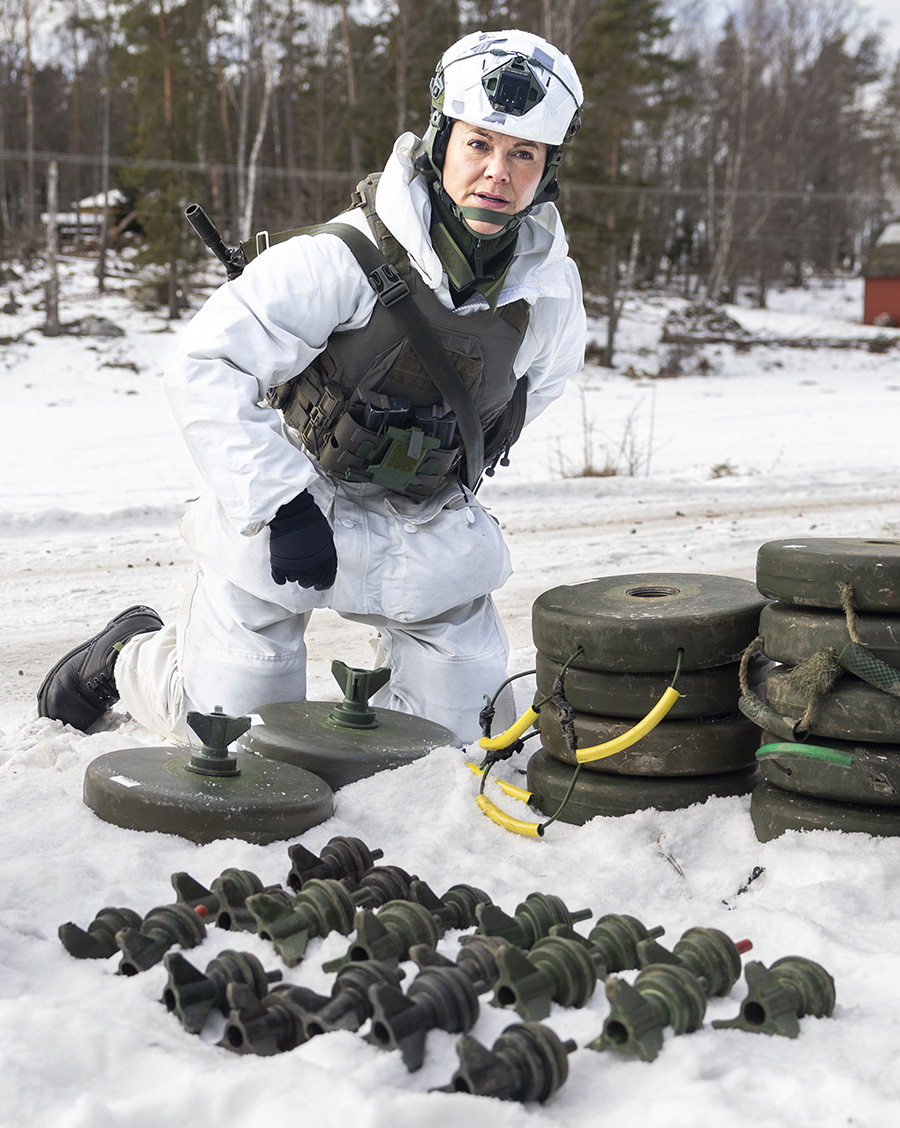 nya bilden på victoria mitt i skogen – släpar ett träd i snön 6 Nya bilden på Victoria mitt i skogen – släpar ett träd i snön