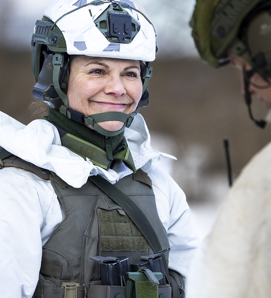 nya bilden på victoria mitt i skogen – släpar ett träd i snön 9 Nya bilden på Victoria mitt i skogen – släpar ett träd i snön
