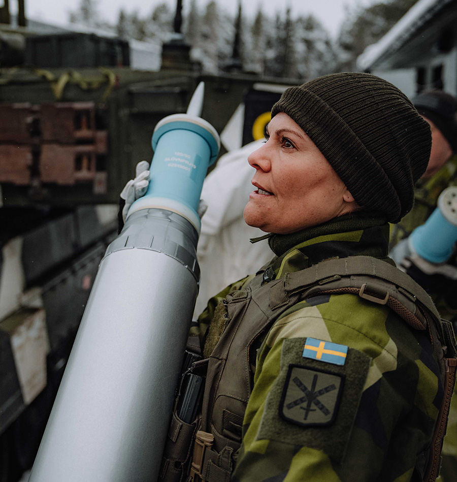 nya bilden på victoria mitt i skogen – släpar ett träd i snön 7 Nya bilden på Victoria mitt i skogen – släpar ett träd i snön