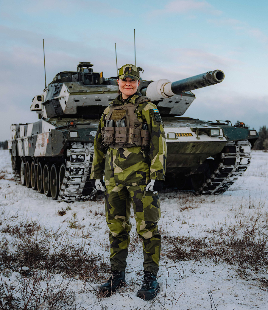 nya bilden på victoria mitt i skogen – släpar ett träd i snön 5 Nya bilden på Victoria mitt i skogen – släpar ett träd i snön