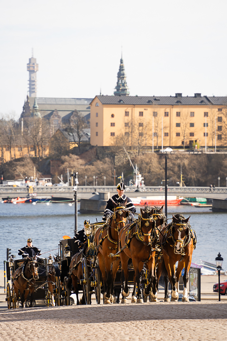 Kungens allvar f&aring;ngas p&aring; bild &ndash; m&auml;rkliga scener p&aring; slottet