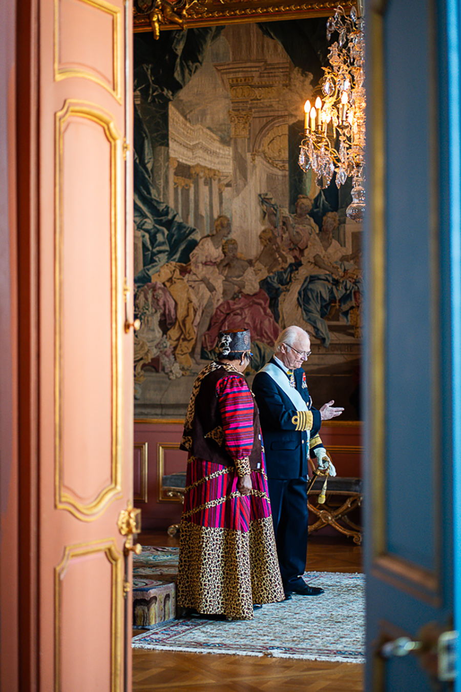 Kungens allvar f&aring;ngas p&aring; bild &ndash; m&auml;rkliga scener p&aring; slottet