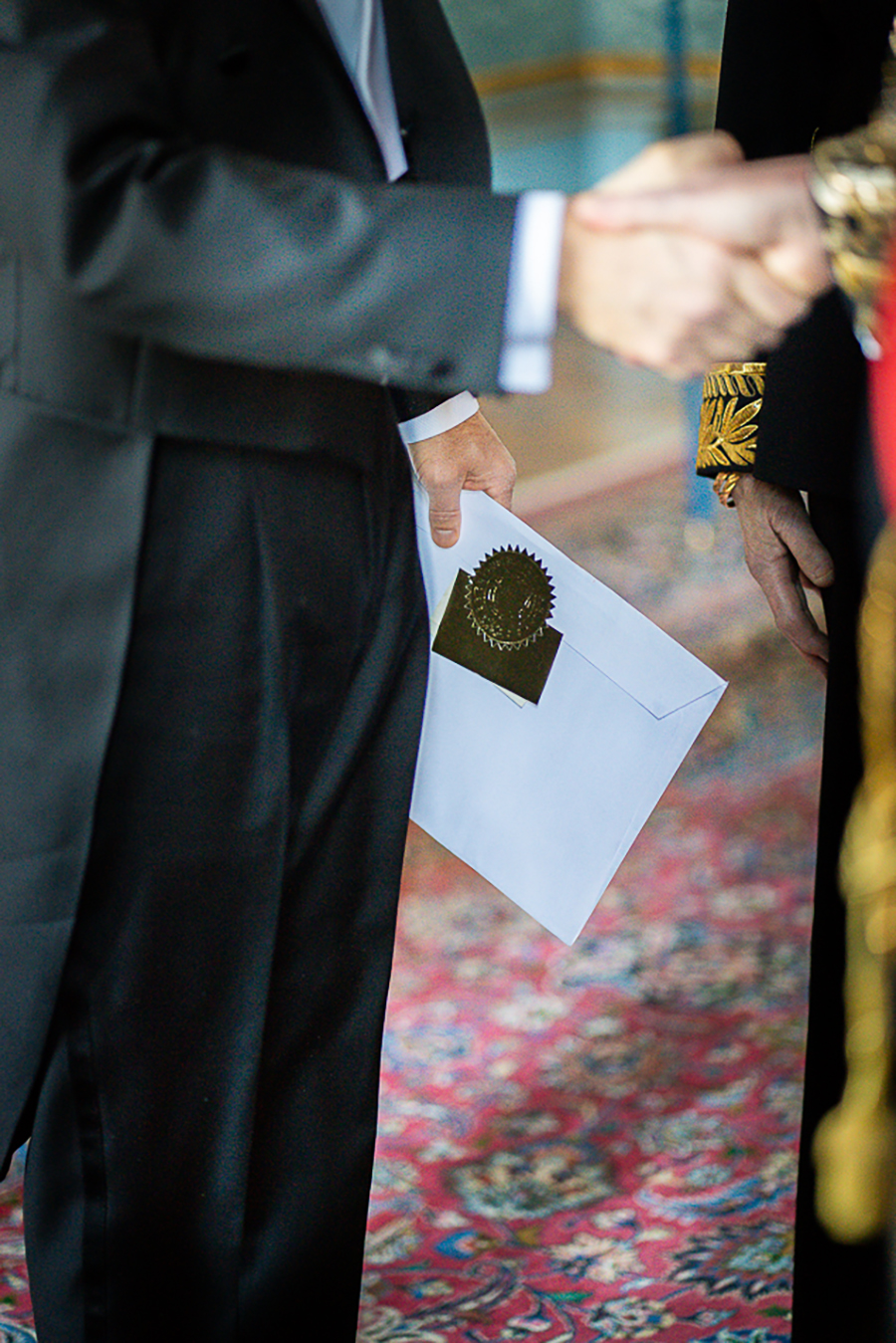 Kungens allvar f&aring;ngas p&aring; bild &ndash; m&auml;rkliga scener p&aring; slottet