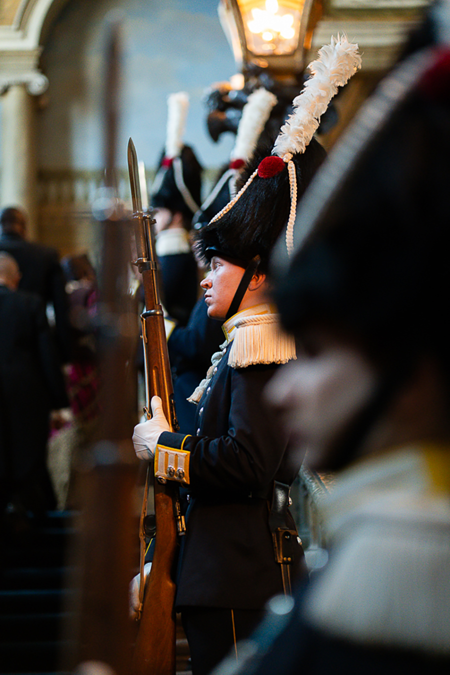 Kungens allvar f&aring;ngas p&aring; bild &ndash; m&auml;rkliga scener p&aring; slottet