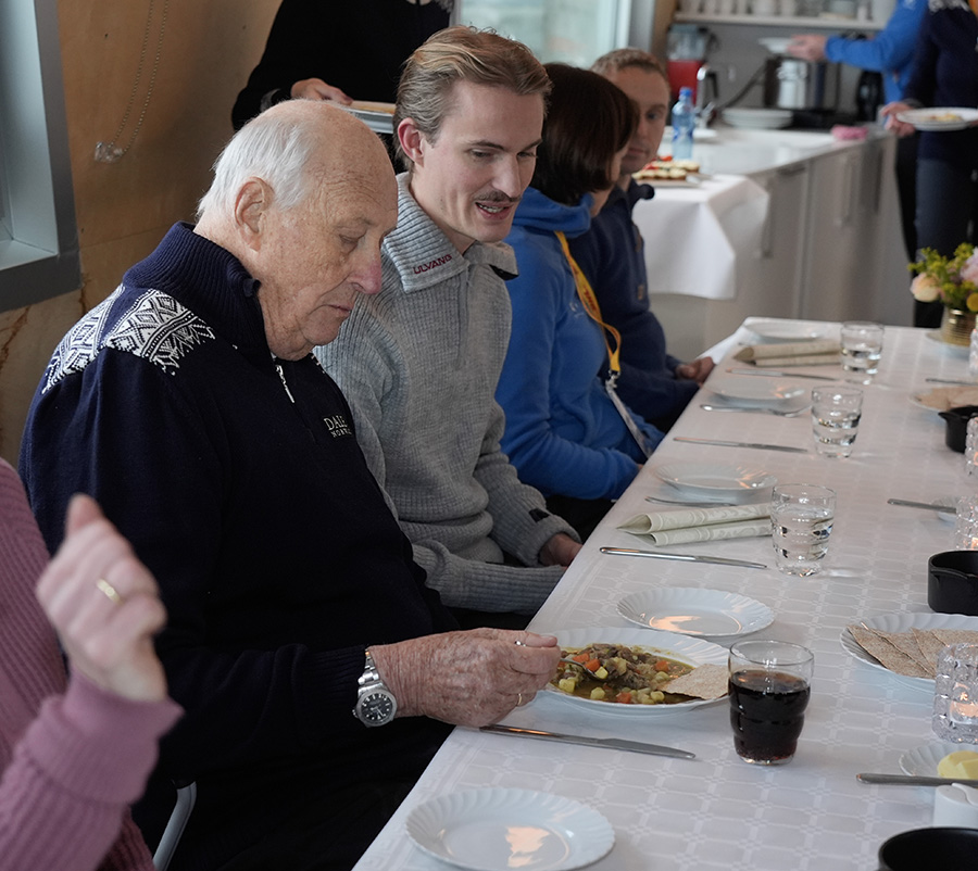 Kung Harald g&ouml;r comeback &ndash; efter sjukhusdramat i Spanien