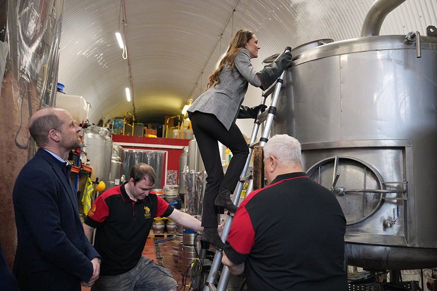 Sk&aring;l! William blir kung i baren &ndash; Kates reaktion s&auml;ger allt