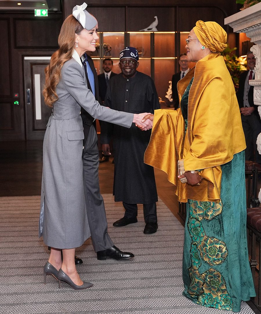 kate skickar hemlig signal – charles pekas ut bakom draget 3 Kate skickar hemlig signal – Charles pekas ut bakom draget