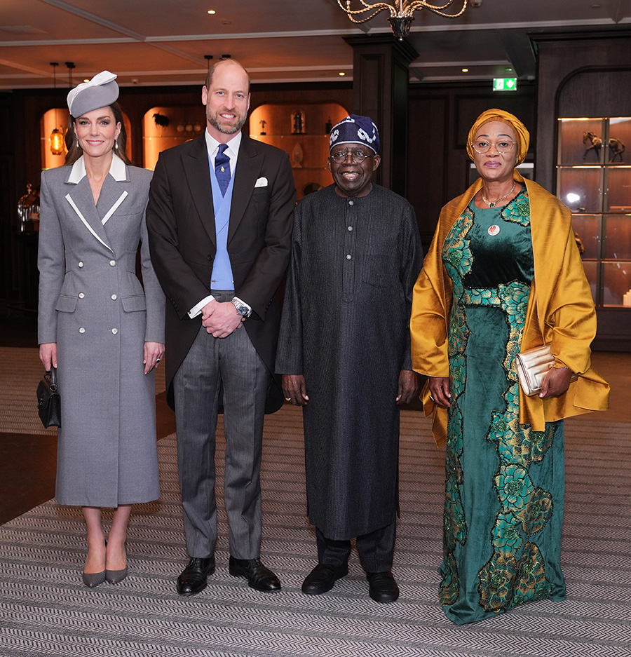 kate skickar hemlig signal – charles pekas ut bakom draget 4 Kate skickar hemlig signal – Charles pekas ut bakom draget