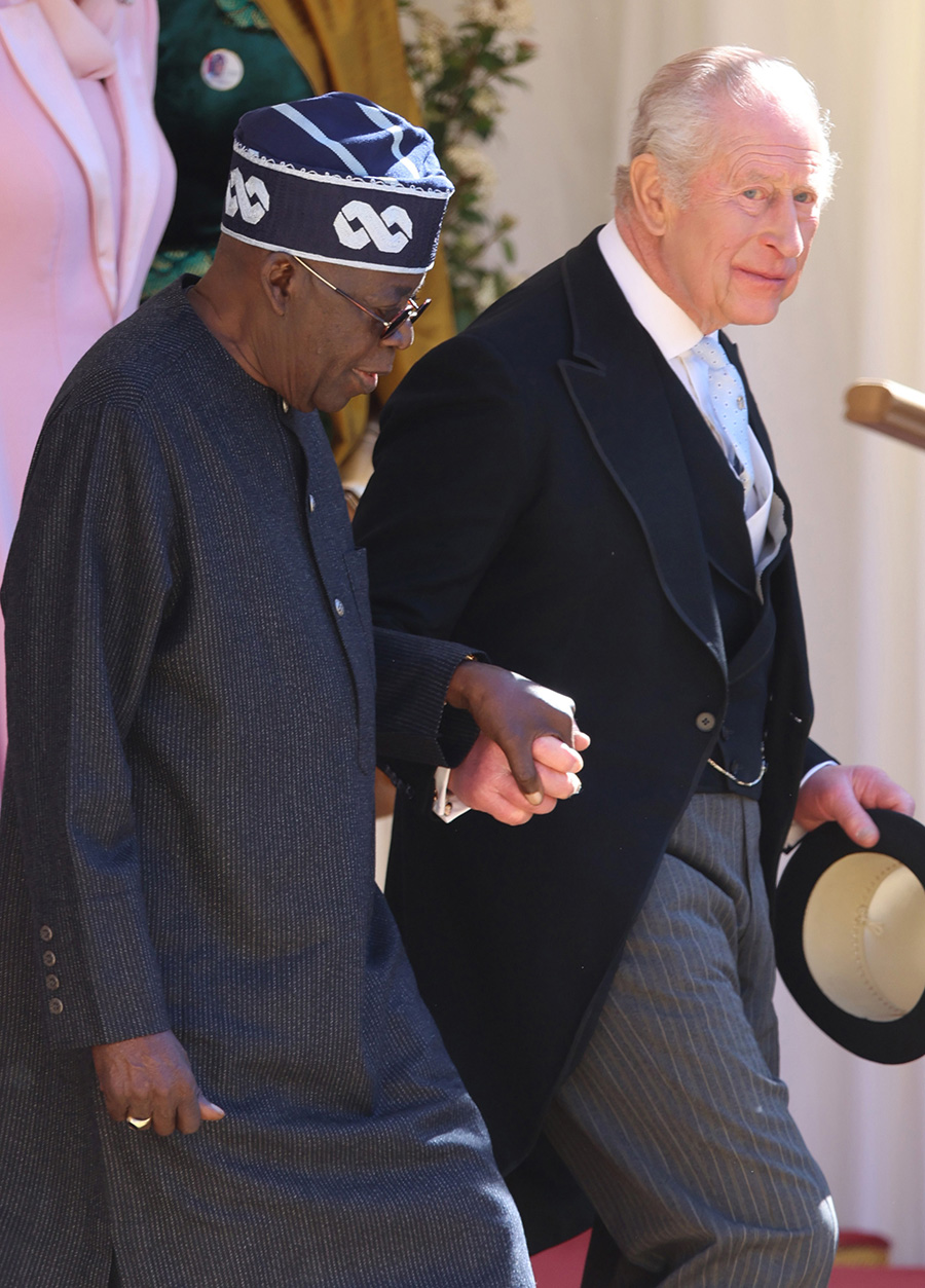 kate skickar hemlig signal – charles pekas ut bakom draget 5 Kate skickar hemlig signal – Charles pekas ut bakom draget