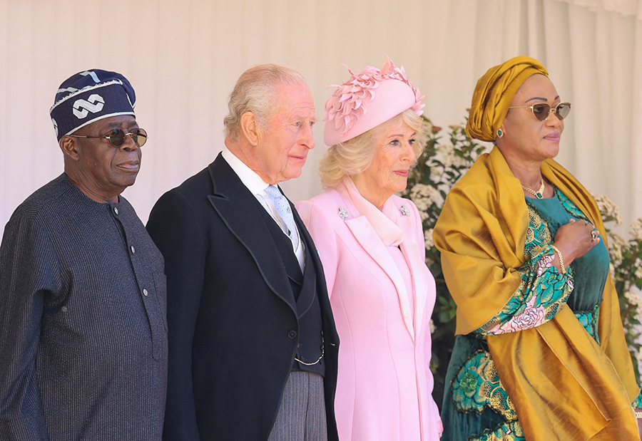 kate skickar hemlig signal – charles pekas ut bakom draget 6 Kate skickar hemlig signal – Charles pekas ut bakom draget