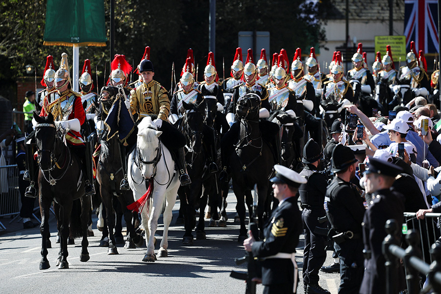 kate skickar hemlig signal – charles pekas ut bakom draget 7 Kate skickar hemlig signal – Charles pekas ut bakom draget
