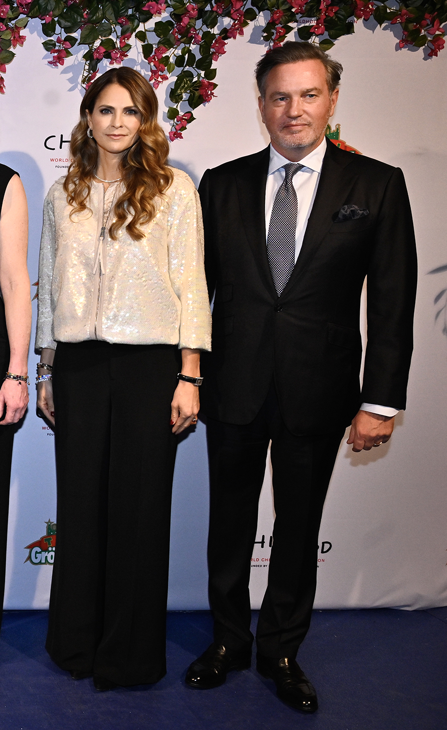 Madeleine gl&auml;nser p&aring; festen &ndash; d&aring; g&ouml;r Chris ov&auml;ntad entr&eacute;