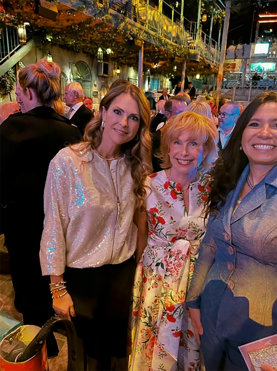 H&auml;r kysser Silvia kungen &ndash; mitt under lyxfesten