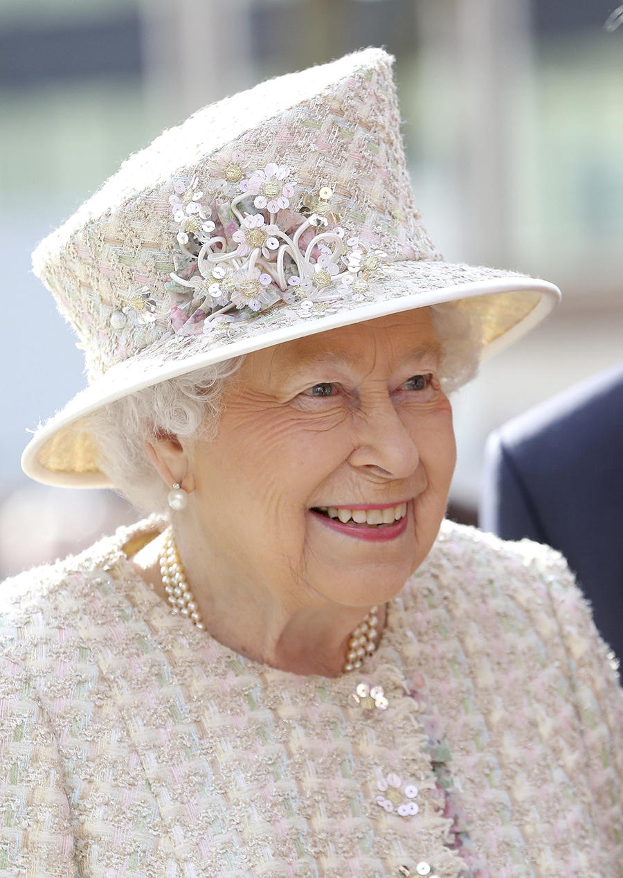 drottning elizabeths ikoniska bond-klänning väcker ny hysteri 1 Drottning Elizabeths ikoniska Bond-klänning väcker ny hysteri