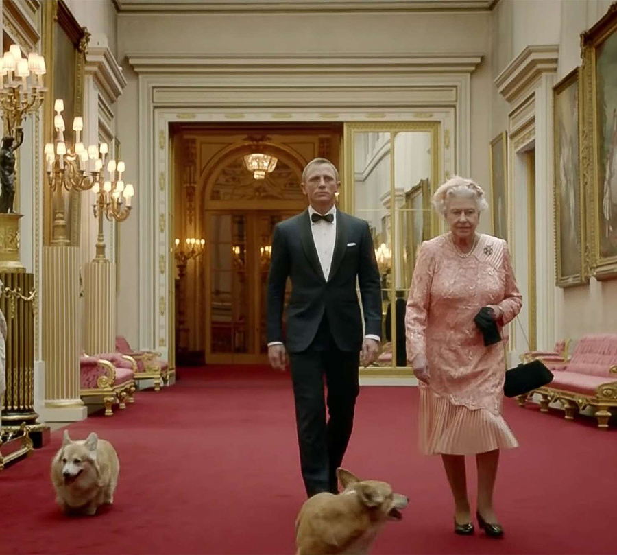 drottning elizabeths ikoniska bond-klänning väcker ny hysteri 4 Drottning Elizabeths ikoniska Bond-klänning väcker ny hysteri