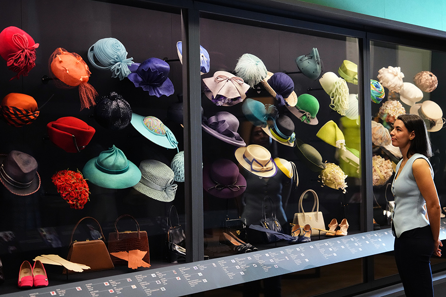 drottning elizabeths ikoniska bond-klänning väcker ny hysteri 3 Drottning Elizabeths ikoniska Bond-klänning väcker ny hysteri