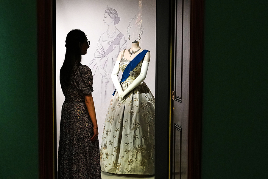 drottning elizabeths ikoniska bond-klänning väcker ny hysteri 8 Drottning Elizabeths ikoniska Bond-klänning väcker ny hysteri