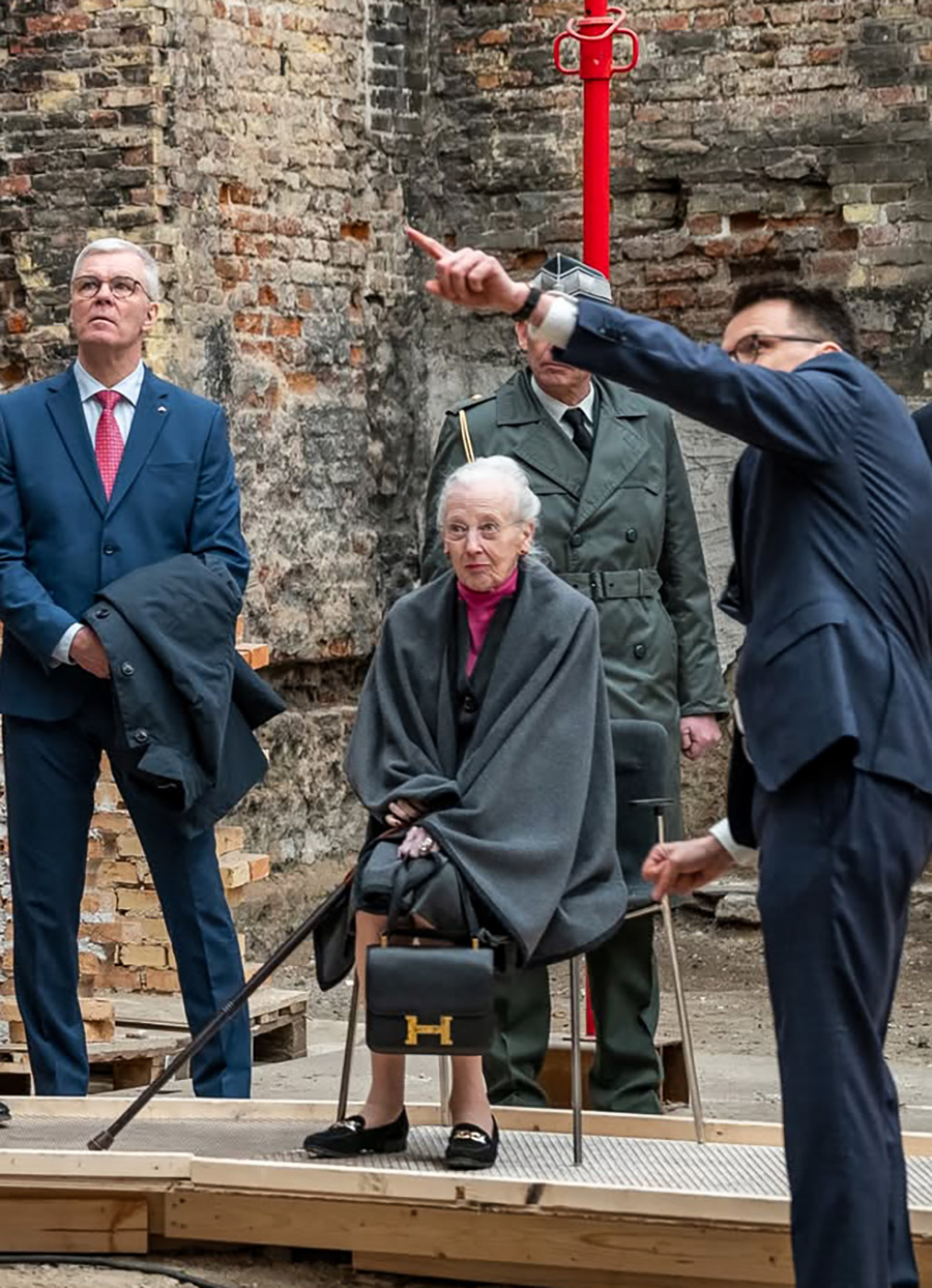 Bilderna p&aring; drottning Margrethe v&auml;cker oro &ndash; tvingas f&aring; hj&auml;lp