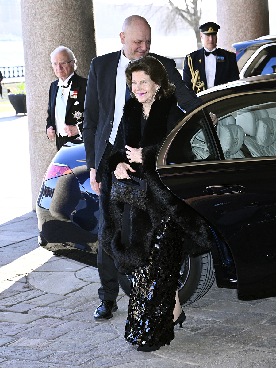 silvia strålade i svart glamour – storslagen entré i stadshuset 1 Silvia strålade i svart glamour – storslagen entré i Stadshuset