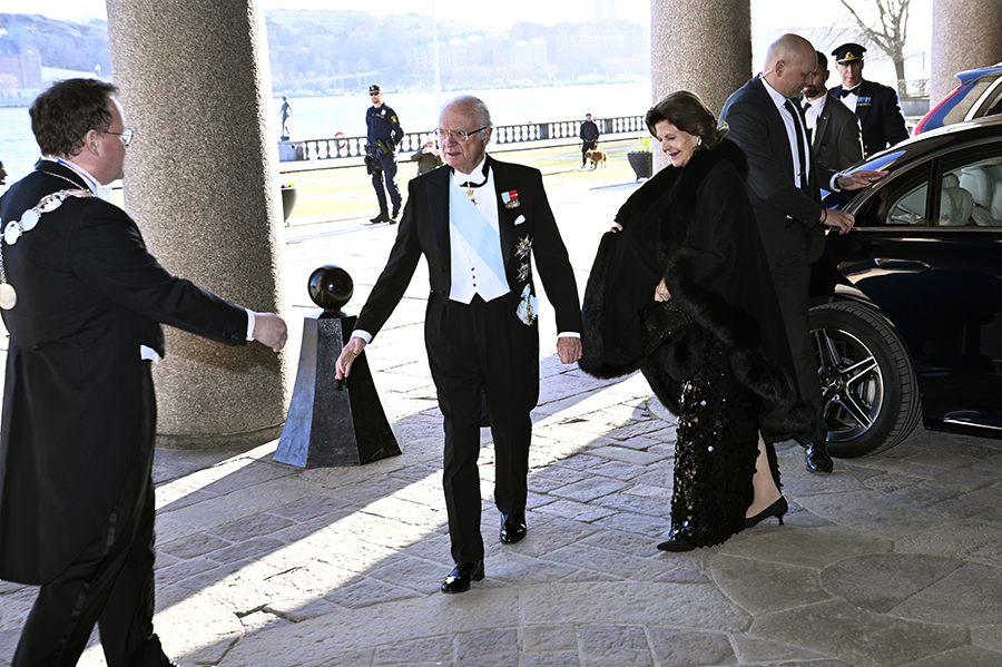 silvia strålade i svart glamour – storslagen entré i stadshuset 2 Silvia strålade i svart glamour – storslagen entré i Stadshuset