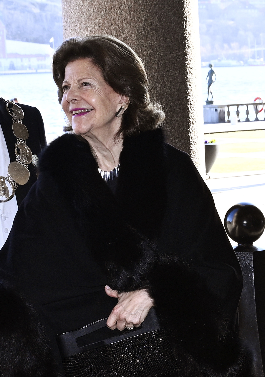 silvia strålade i svart glamour – storslagen entré i stadshuset 3 Silvia strålade i svart glamour – storslagen entré i Stadshuset