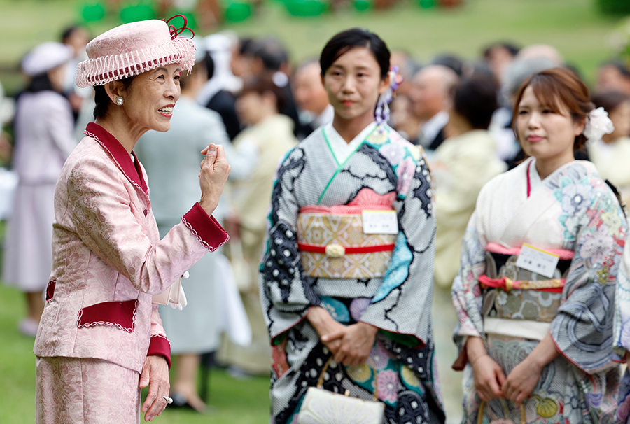 Japanske kejsarens fantastiska tr&auml;dg&aring;rdsfest &ndash; unika bilderna