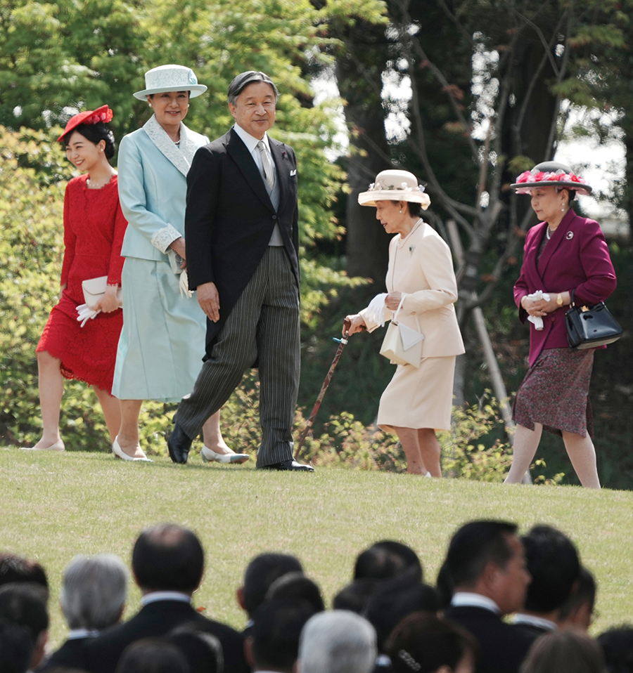 Japanske kejsarens fantastiska tr&auml;dg&aring;rdsfest &ndash; unika bilderna