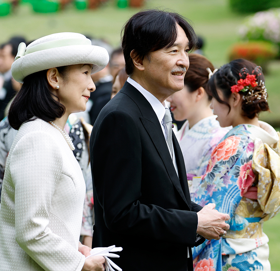 Japanske kejsarens fantastiska tr&auml;dg&aring;rdsfest &ndash; unika bilderna