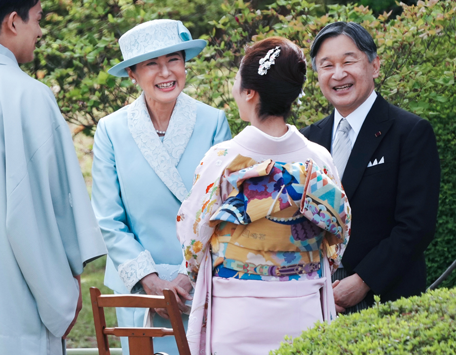 Japanske kejsarens fantastiska tr&auml;dg&aring;rdsfest &ndash; unika bilderna