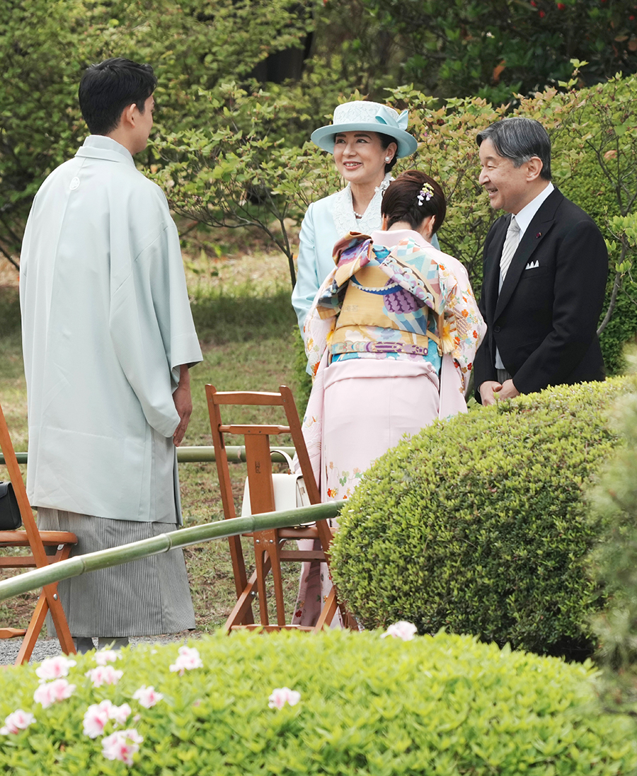 Japanske kejsarens fantastiska tr&auml;dg&aring;rdsfest &ndash; unika bilderna